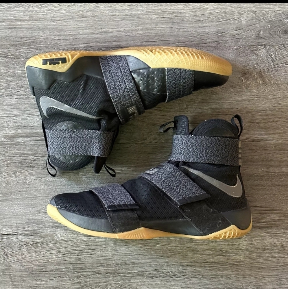 Lebron solider 10 bubble gum bottom